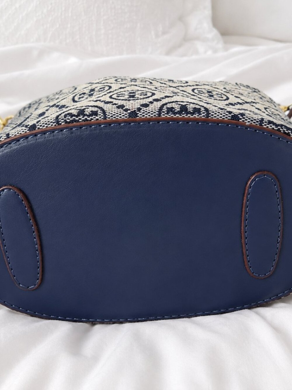 Tory Burch Logo Jacquard Bucket Bag - Picture 5 of 7